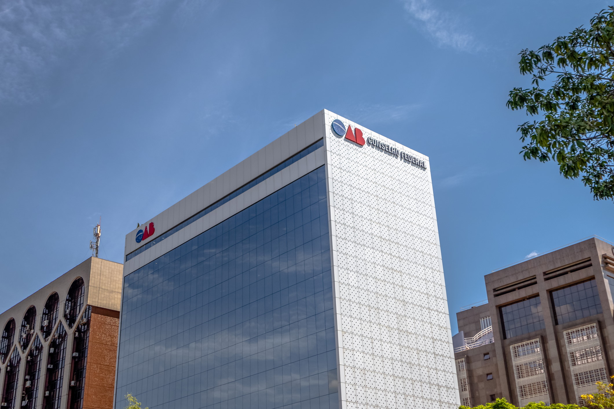 Advogado é expulso da OAB após suspeita de golpe de quase R$ 1 milhão contra idosa com ajuda de vidente no DF