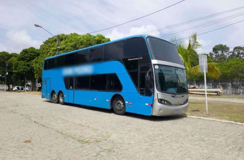 Ônibus clandestino é flagrado em Maceió transportando turistas