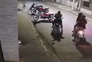 Criminosos chegam em duas motos, fazem arrastão e fogem em Teotônio Vilela