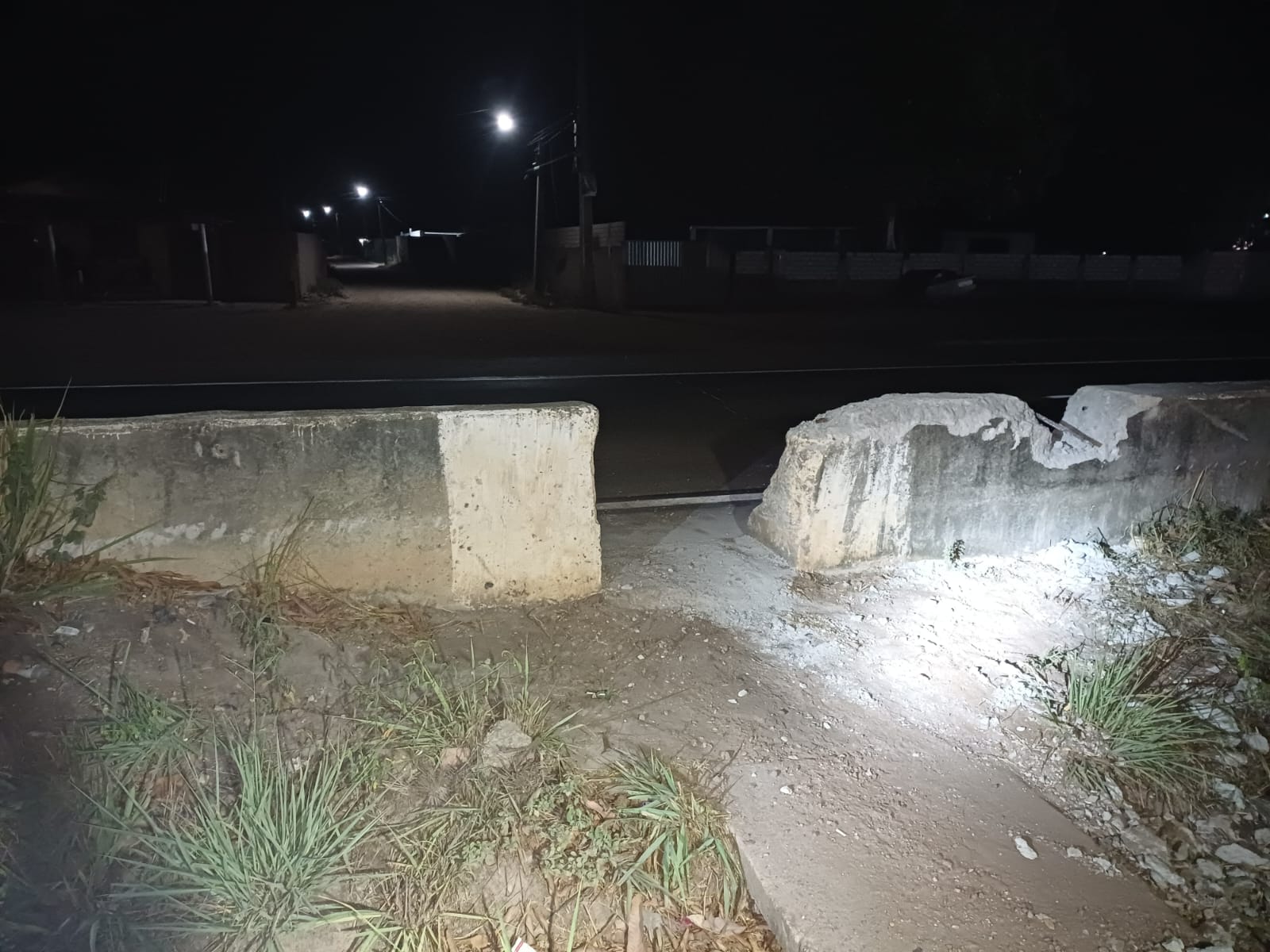 PRF prende quatro homens flagrados destruindo mureta da BR-101