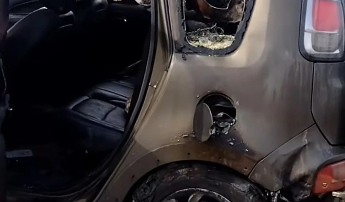 Carro pega fogo após vazamento de botijão de gás na Praia do Peba