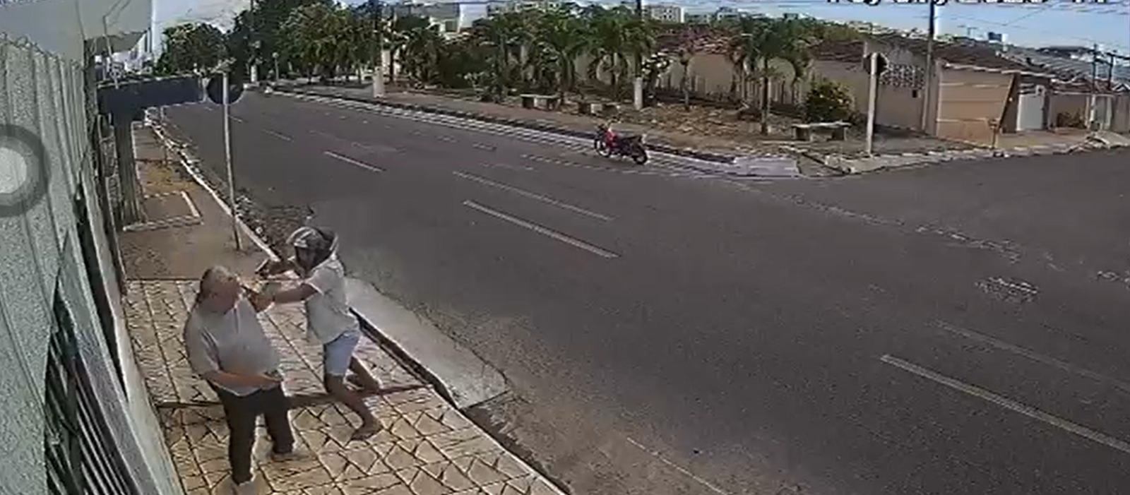 Vídeo mostra senhor sendo assaltado por homem de moto no Village Campestre