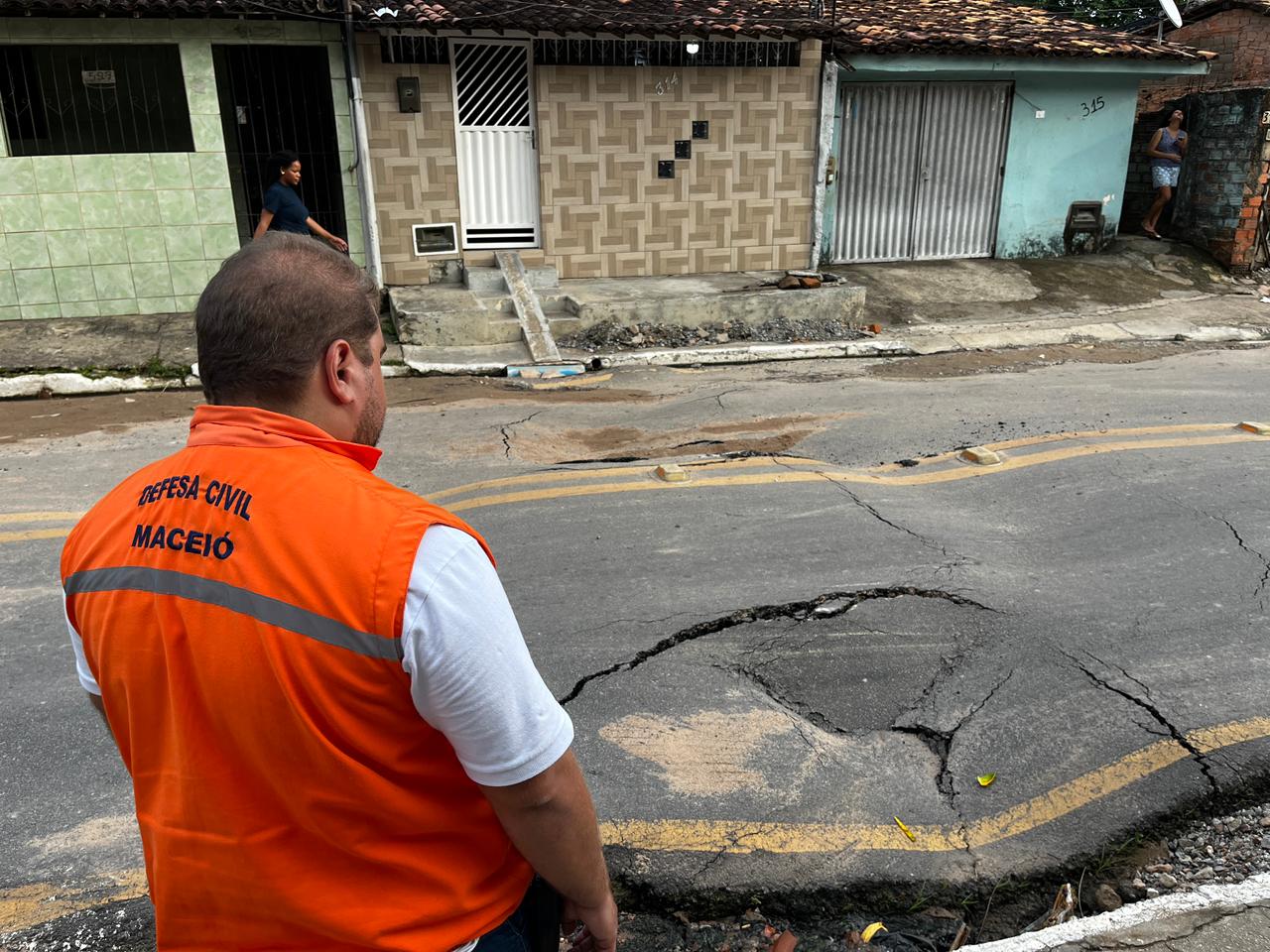 Afundamentos surgem em rua da Chã da Jaqueira e via é interditada em Maceió