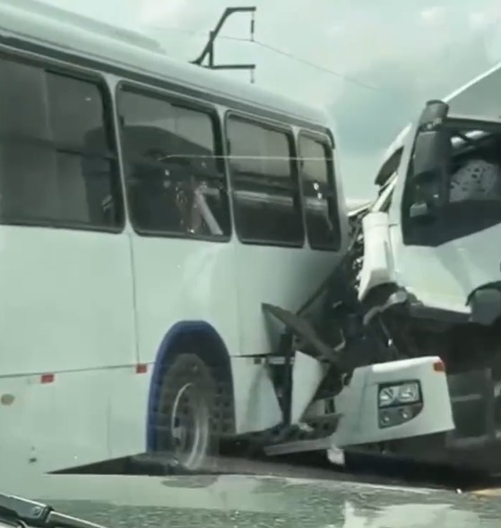 Ônibus com romeiros de Alagoas se envolve em engavetamento e deixa feridos no Cariri