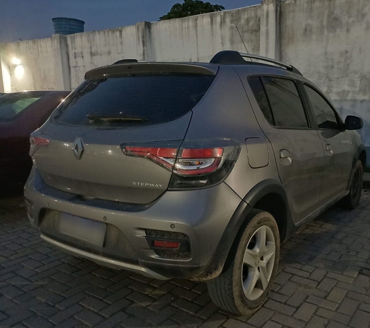 PRF prende foragido por homicídio dirigindo carro clonado em Rio Largo