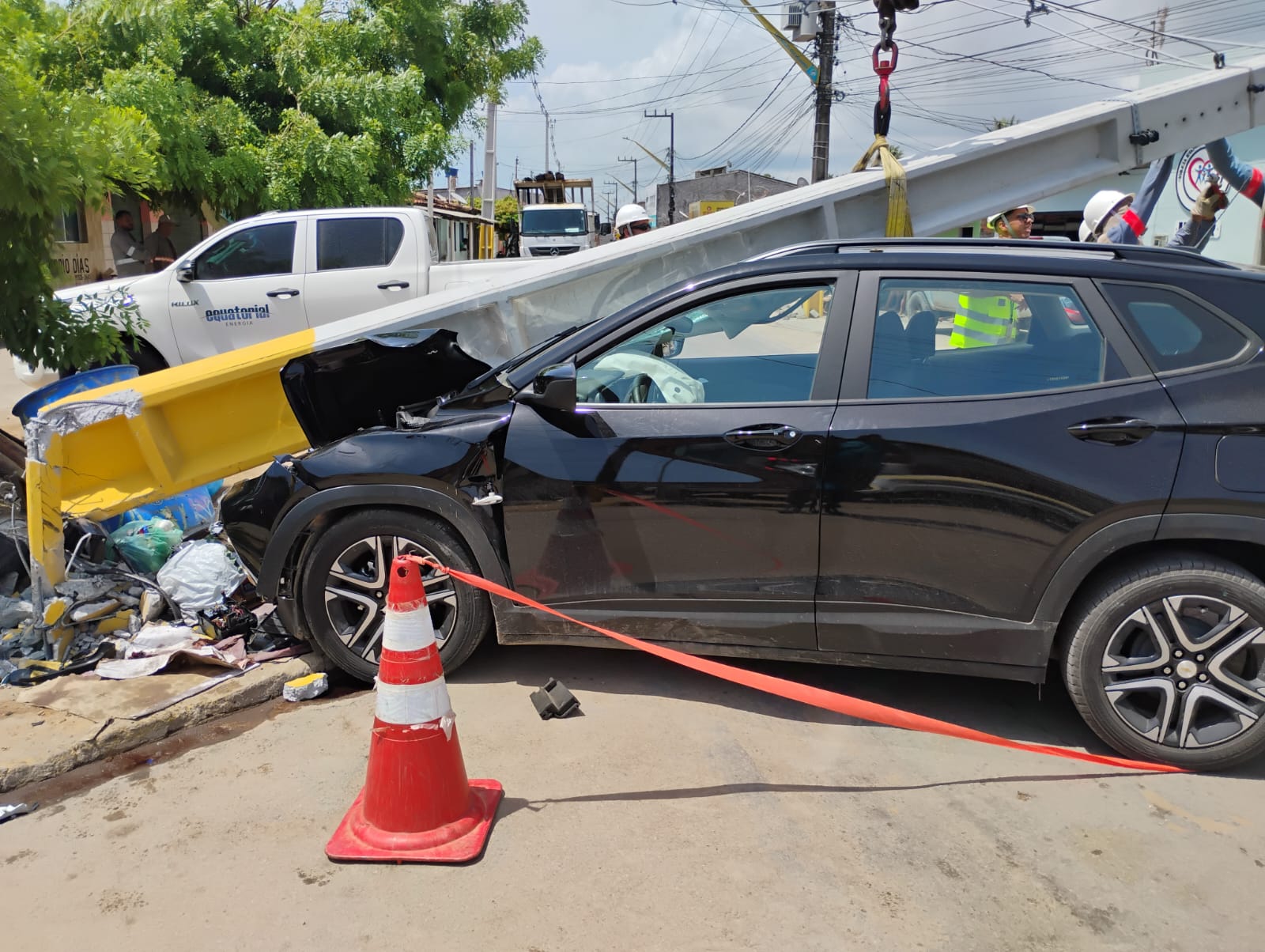 Carro atinge poste e deixa dois feridos em São Miguel dos Milagres