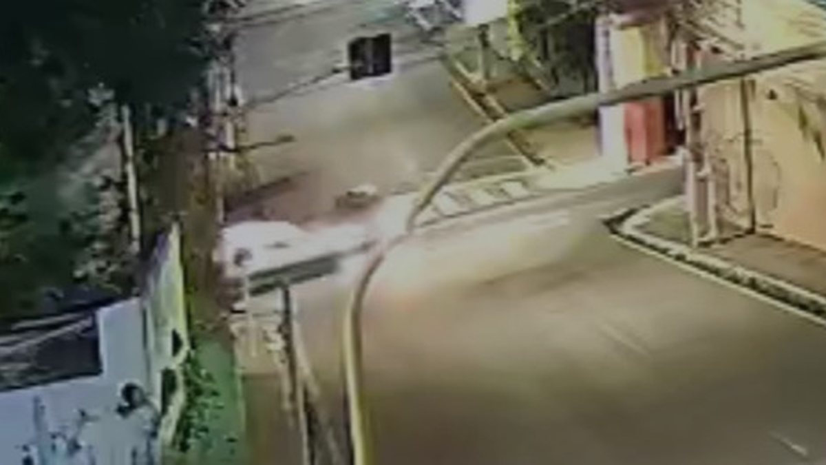 Vídeo mostra ambulância avançando sinal vermelho e batendo em carro no Centro de Maceió