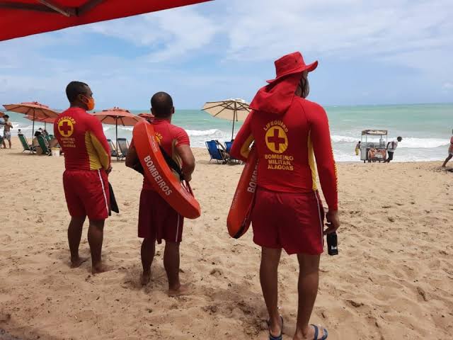 Coronel orienta banhistas sobre segurança nas praias de Maceió