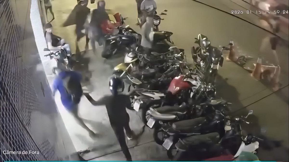 Torcedor do CRB é agredido e tem camisa arrancada perto do Rei Pelé; veja vídeo