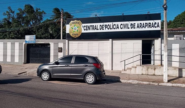 Moradores tentam invadir casa de babá suspeita de agredir criança autista em Arapiraca