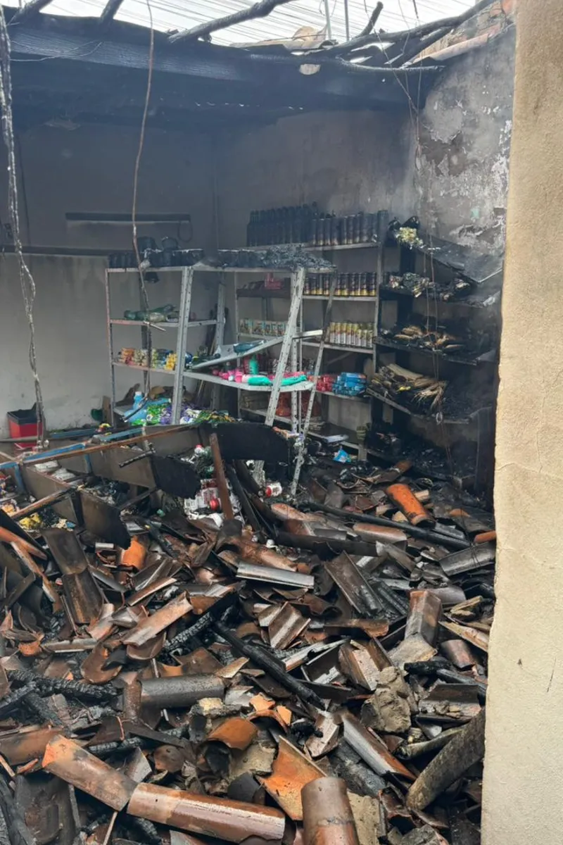 Incêndio atinge residência em Arapiraca e provoca desabamento parcial do teto