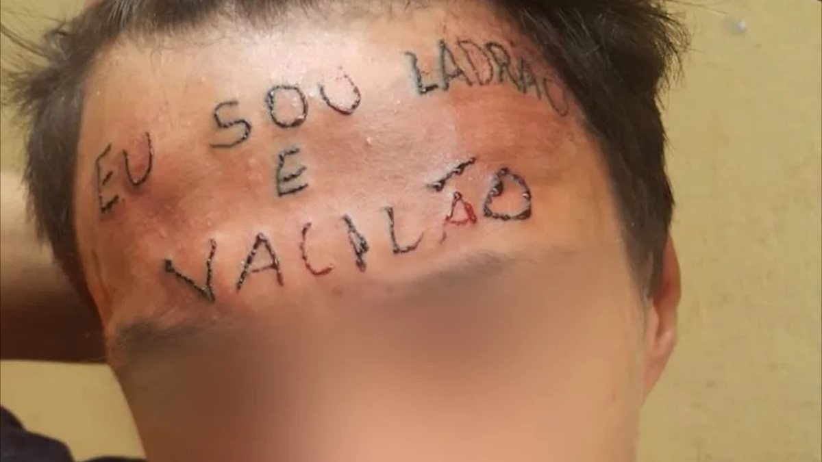 Jovem que teve testa tatuada durante tortura é preso novamente por furto