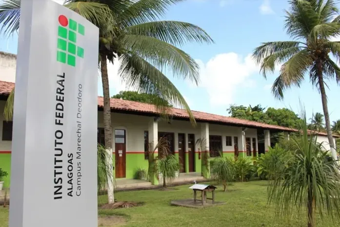 Ifal publica edital de concurso para professores com 52 vagas e salários de até R$ 13,2 mil