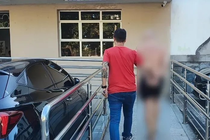 Professor é preso após trocar notas e dinheiro por imagens íntimas de alunos