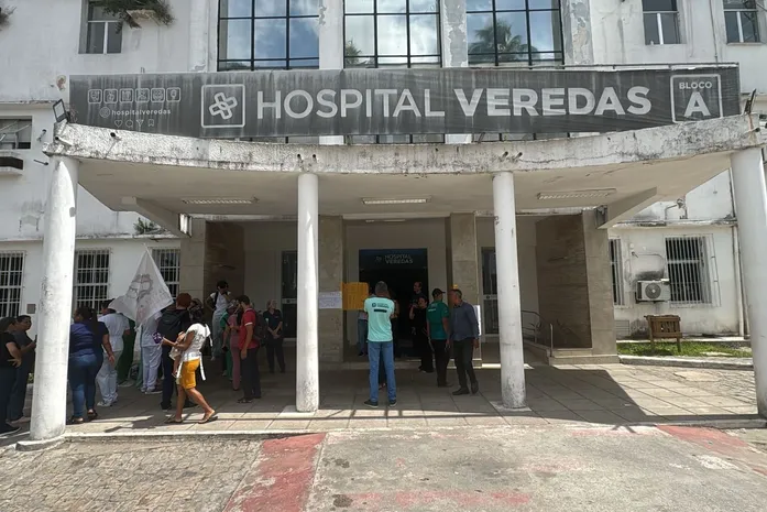 Funcionários do Hospital Veredas protestam após seis meses de salários atrasados em Maceió