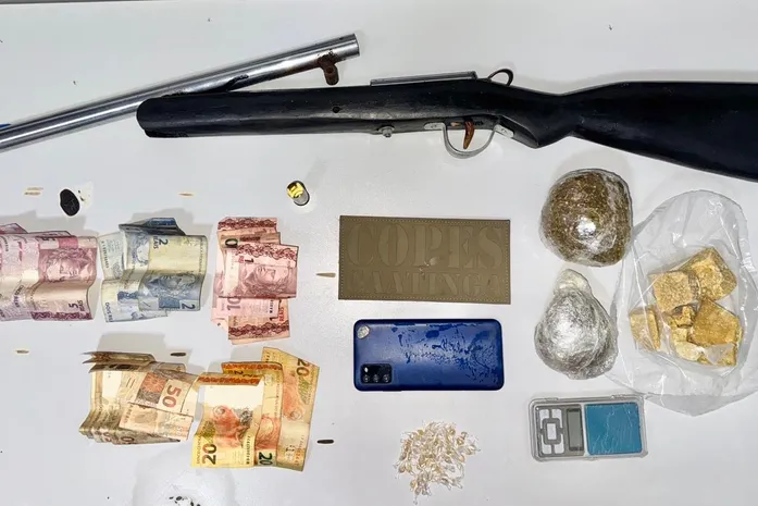 Denúncia leva PM a prender suspeito armado com drogas em terreno baldio no Sertão