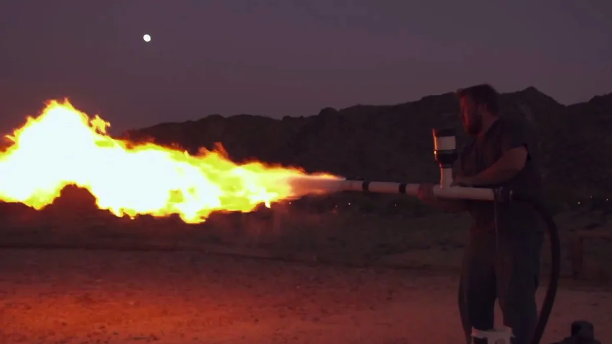 Vídeos mostram cartel usando lança-chamas americano e ampliam temor sobre militarização do crime no México