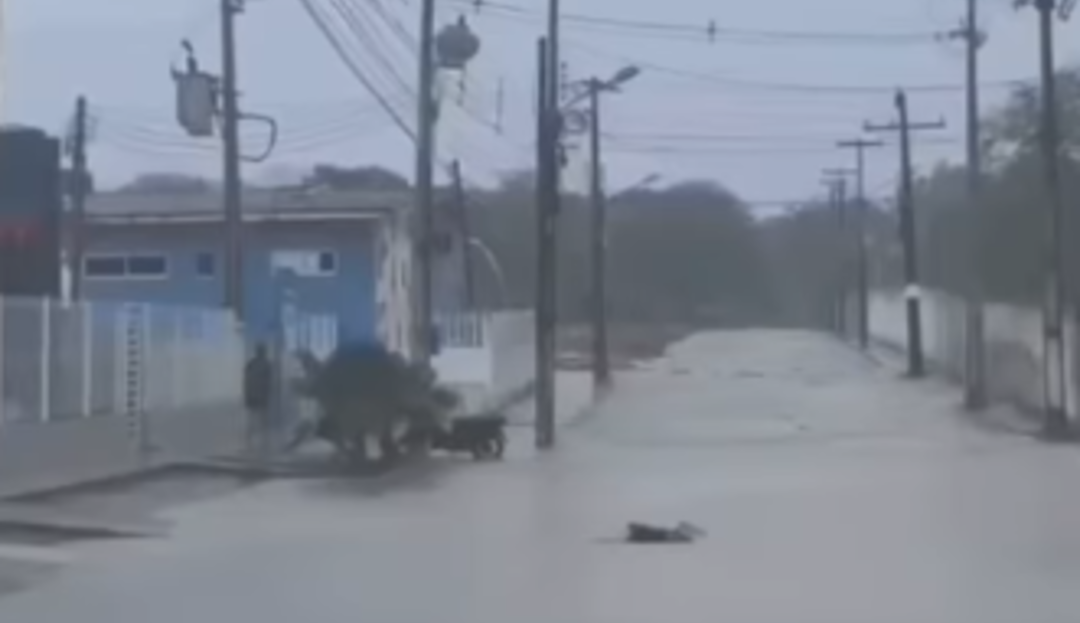 Forte chuva provoca alagamentos em ruas de Santana do Ipanema