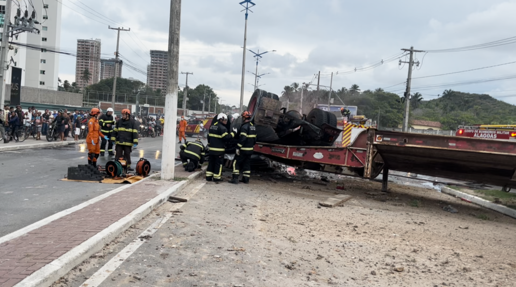 Caminhão com retroescavadeira tomba na Rota do Mar e deixa dois mortos em Maceió