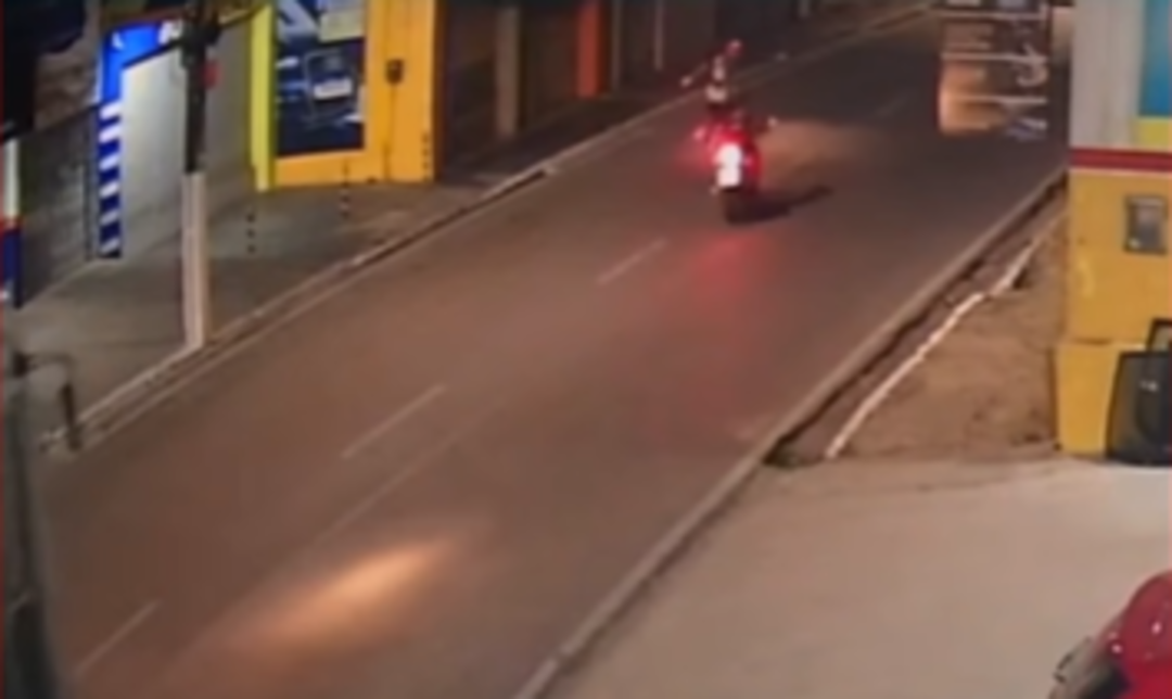 Homem é perseguido e executado a tiros no meio da rua em Arapiraca; câmeras flagraram o momento