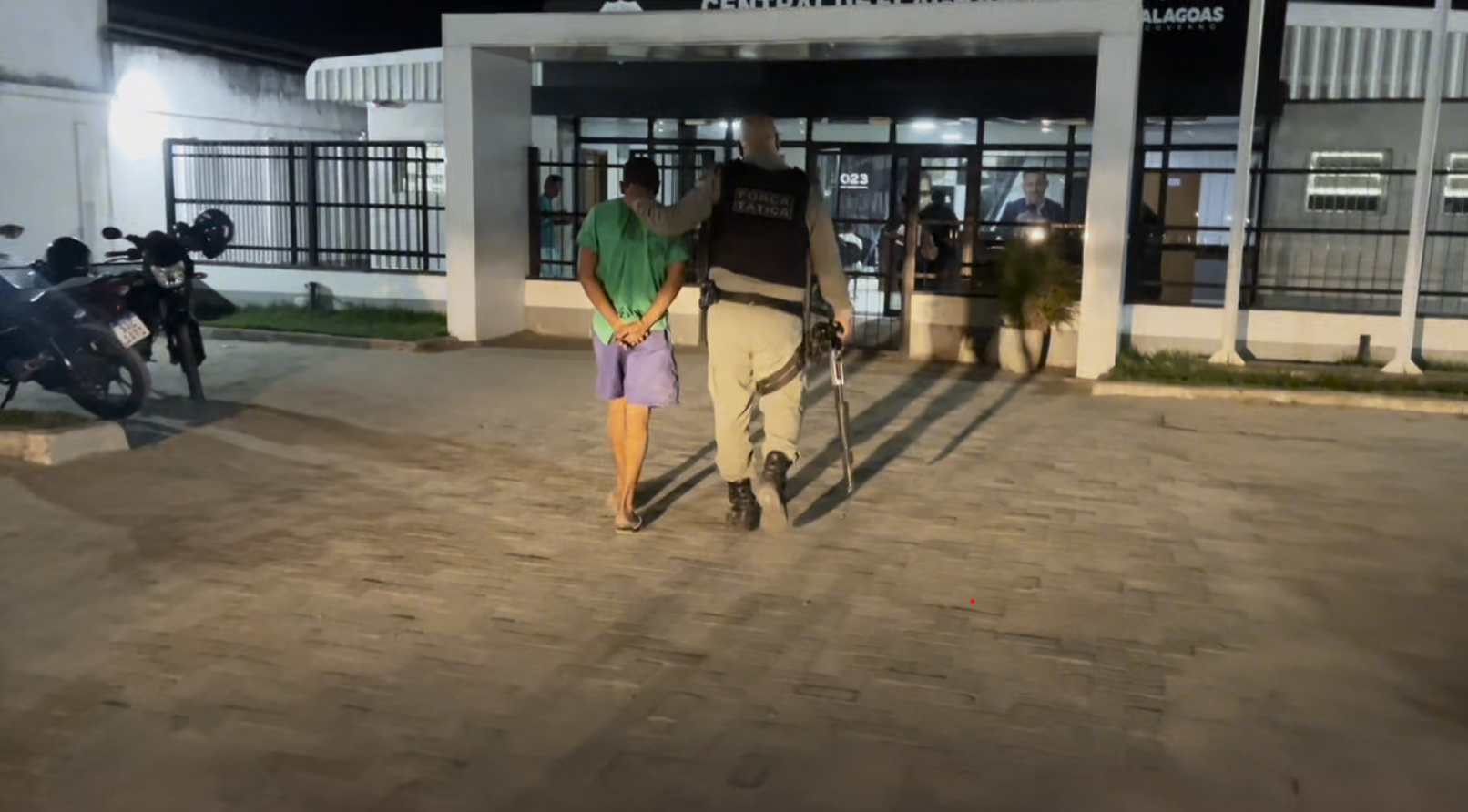 Homem é preso após furtar janelas de prédio no Prado, em Maceió