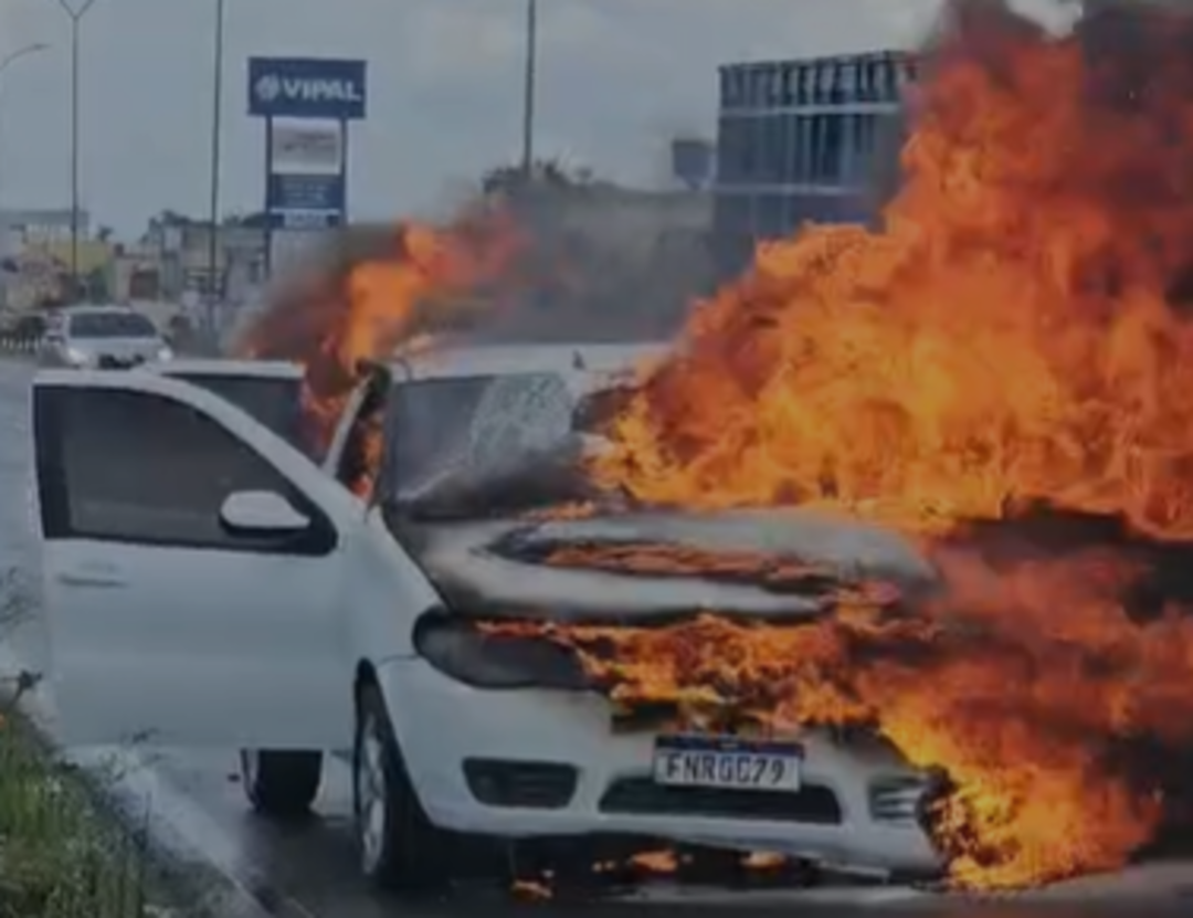 Incêndio atinge veículo na AL-220 e mobiliza equipes do Corpo de Bombeiros em Arapiraca
