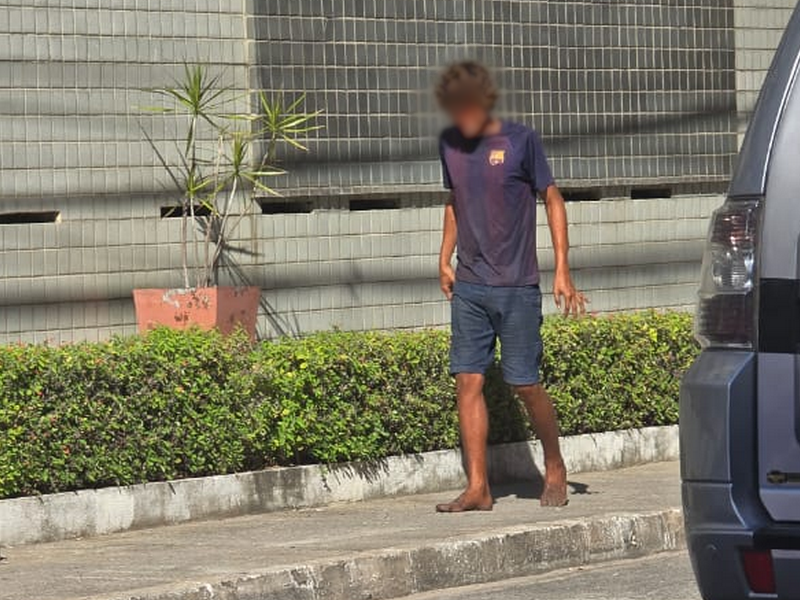 Moradores denunciam que homem com possível transtorno mental voltou a agir na orla de Maceió