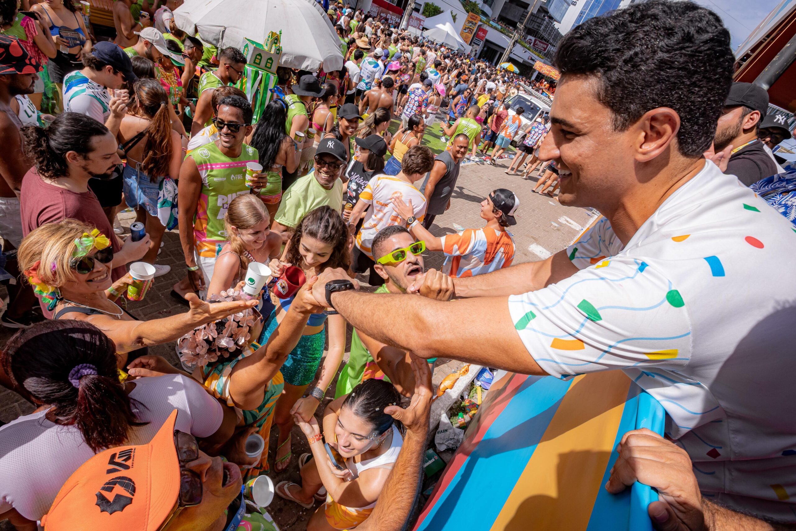 JHC prestigia Pinto da Madrugada, exalta força cultural e encontro de gerações no maior bloco à beira-mar do Brasil