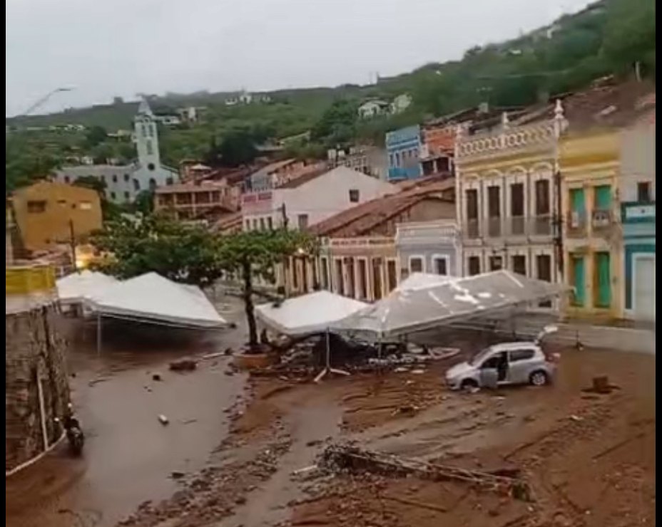 Moradores de Piranhas, mostram em gravações, como ficaram o Centro Histórico e a Barragem de Xingó após chuvas intensas
