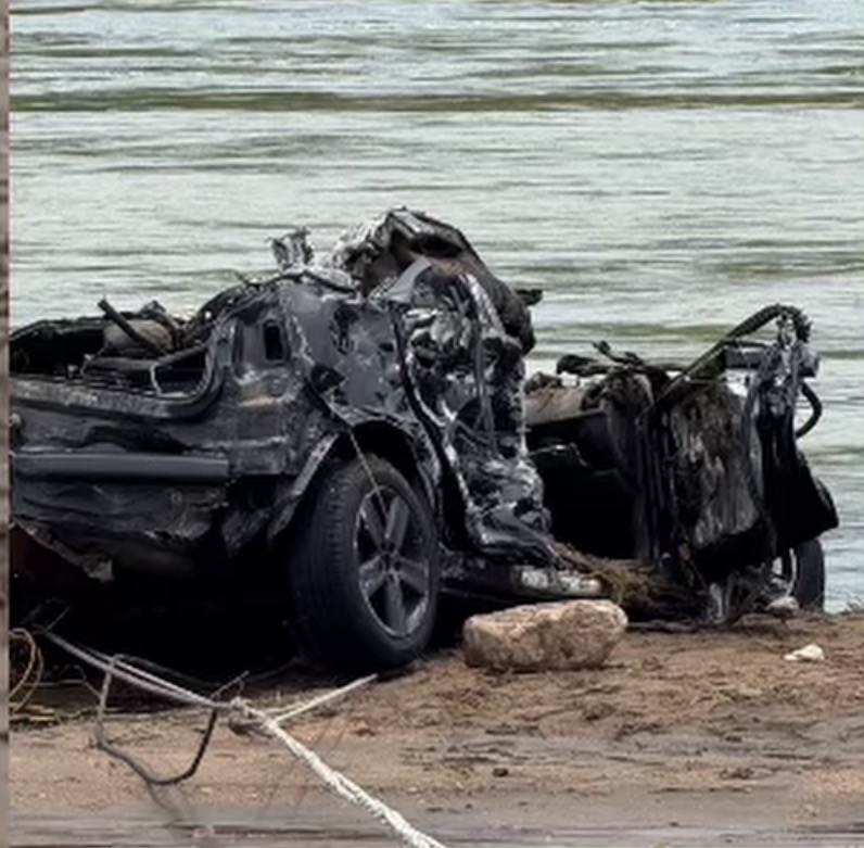 Mulher morre após carro ser levado por trecho que rompeu durante fortes chuvas