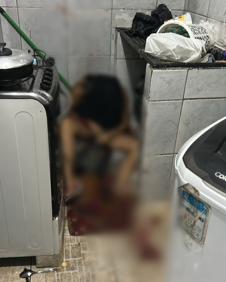 Mãe de três filhos é morta a facadas dentro de casa no Clima Bom; suspeito está foragido