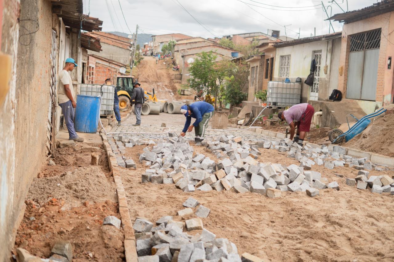 Prefeito Júnior Menezes mantém obras de infraestrutura durante o Carnaval e avança com calçamento no loteamento Zumbi dos Palmares