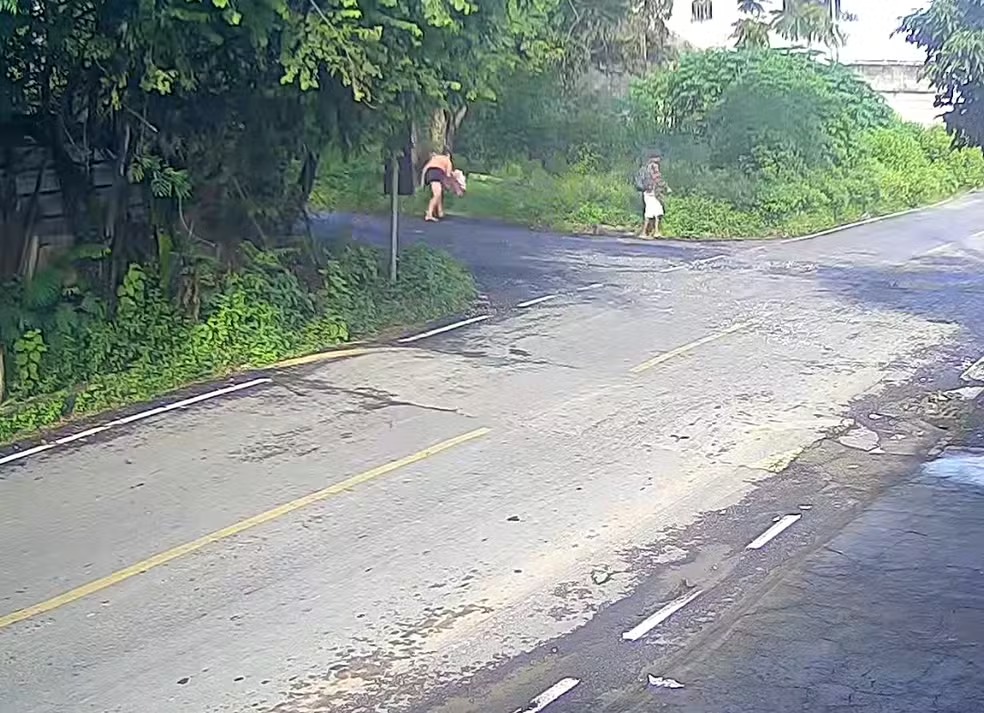 Câmeras registram o momento em que bebê é abandonada em bueiro pelos próprios pais