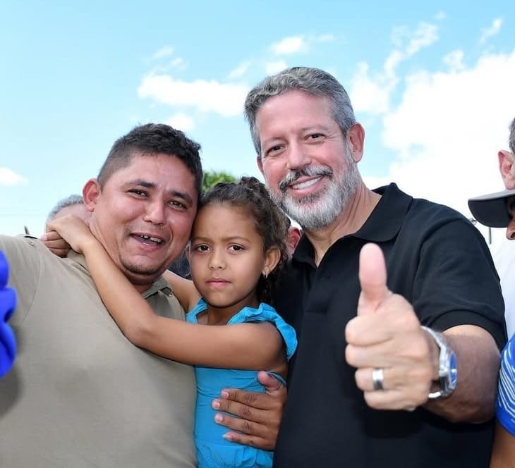 Retroescavadeiras e tratores: Arthur Lira lidera entrega de maquinário em 2025 fortalecendo prefeituras e trabalhadores rurais de Alagoas