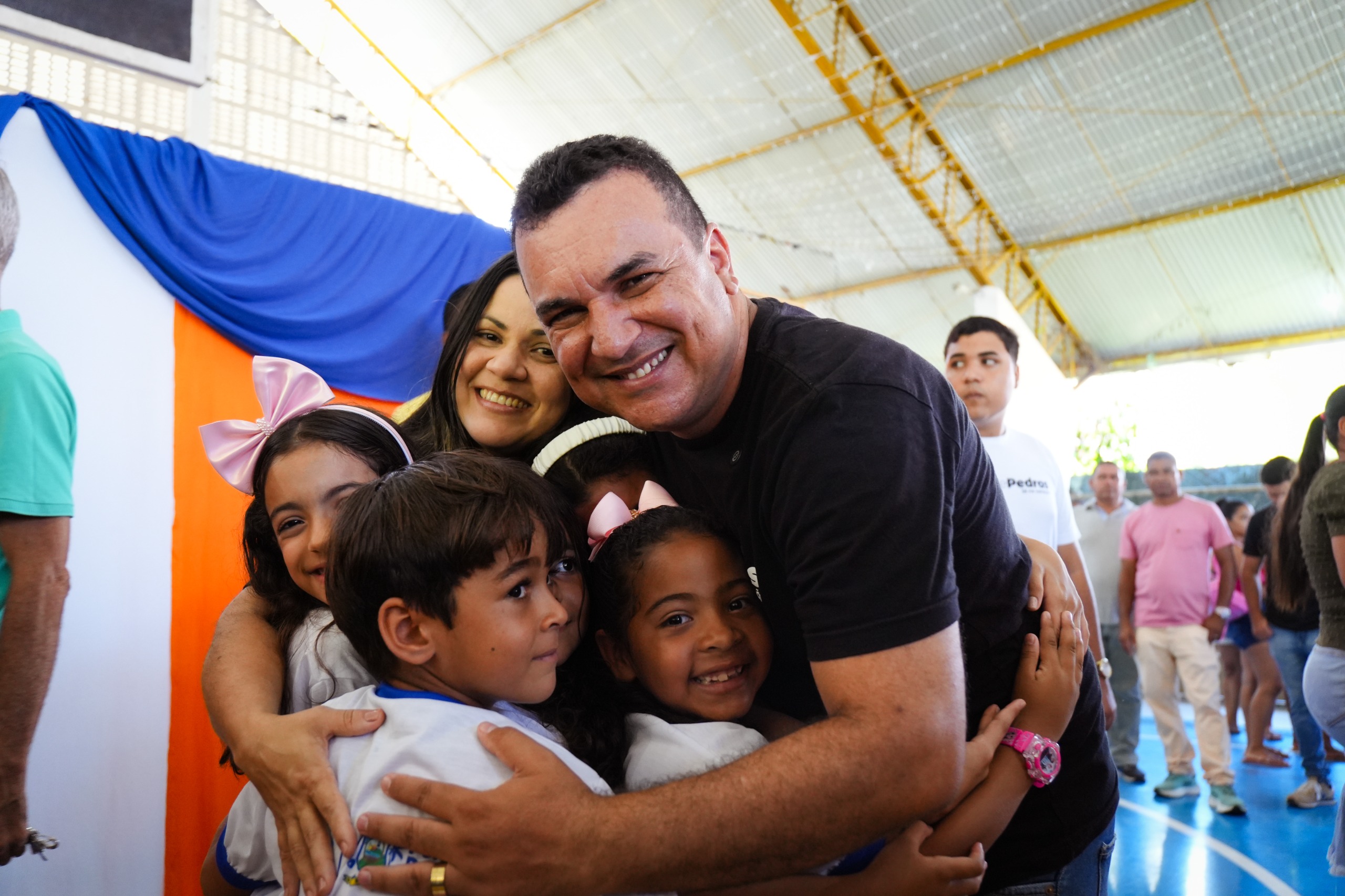 Prefeito Allan de Jesus realiza entrega inédita de fardamentos para alunos da rede municipal de Porto de Pedras