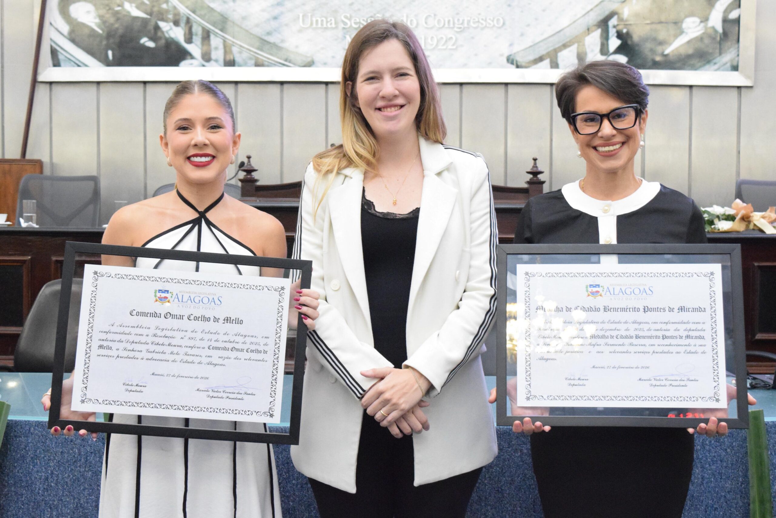 Cibele Moura entrega comendas a Gabriela Tavares e Karoline Beserra e exalta protagonismo feminino na área jurídica