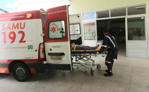 Colisão na AL-110: motociclista fica gravemente ferido após acidente com ônibus