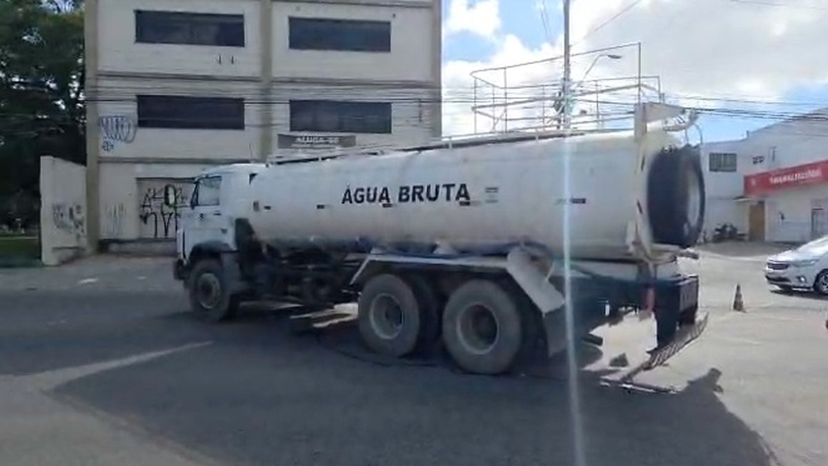 Caminhão-tanque quebra na Avenida Fernandes Lima e deixa trânsito lento