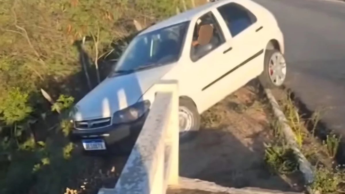 Arapiraca: motorista com sinais de embriaguez deixa carro pendurado em viaduto