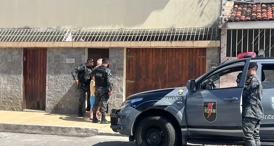 Mulher é resgatada após suspeita de cárcere privado na Jatiúca; idoso é preso