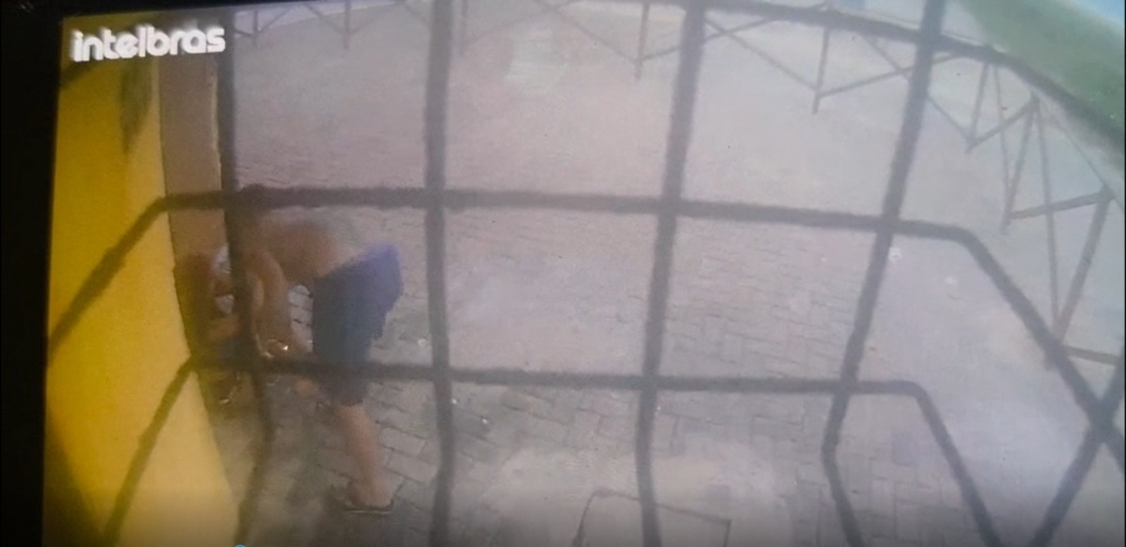 Vídeo mostra momento em que mulher é agredida por homem que ela defendeu durante abordagem do Ronda no Bairro