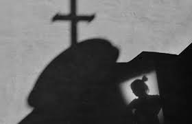 Bispo é alvo de denúncias por abuso sexual contra quatro jovens em igreja