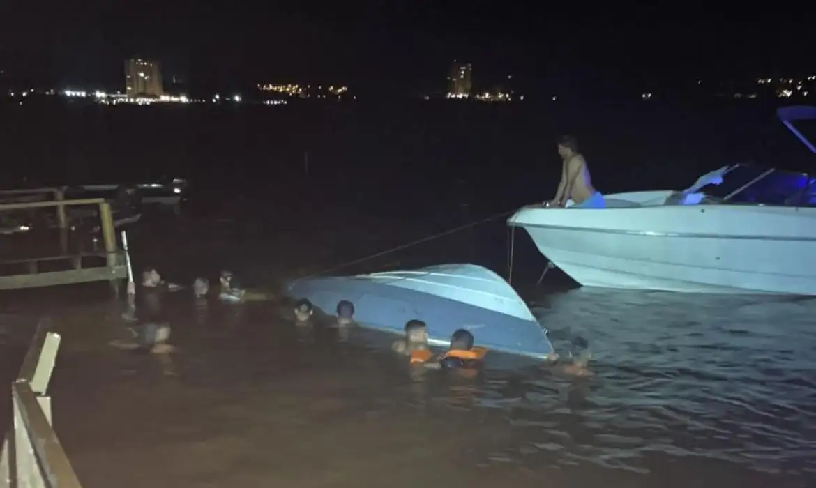 Lancha bate em estrutura de píer e deixa seis mortos e nove feridos