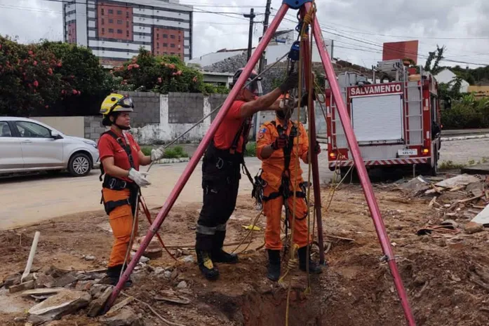 Estrutura cede e três pessoas da mesma família despencam em cacimba de 12 metros em Arapiraca