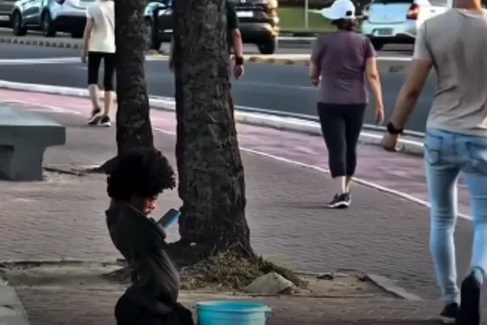 Corpo de cadeirante que viralizou em Maceió é enterrado como indigente em Recife