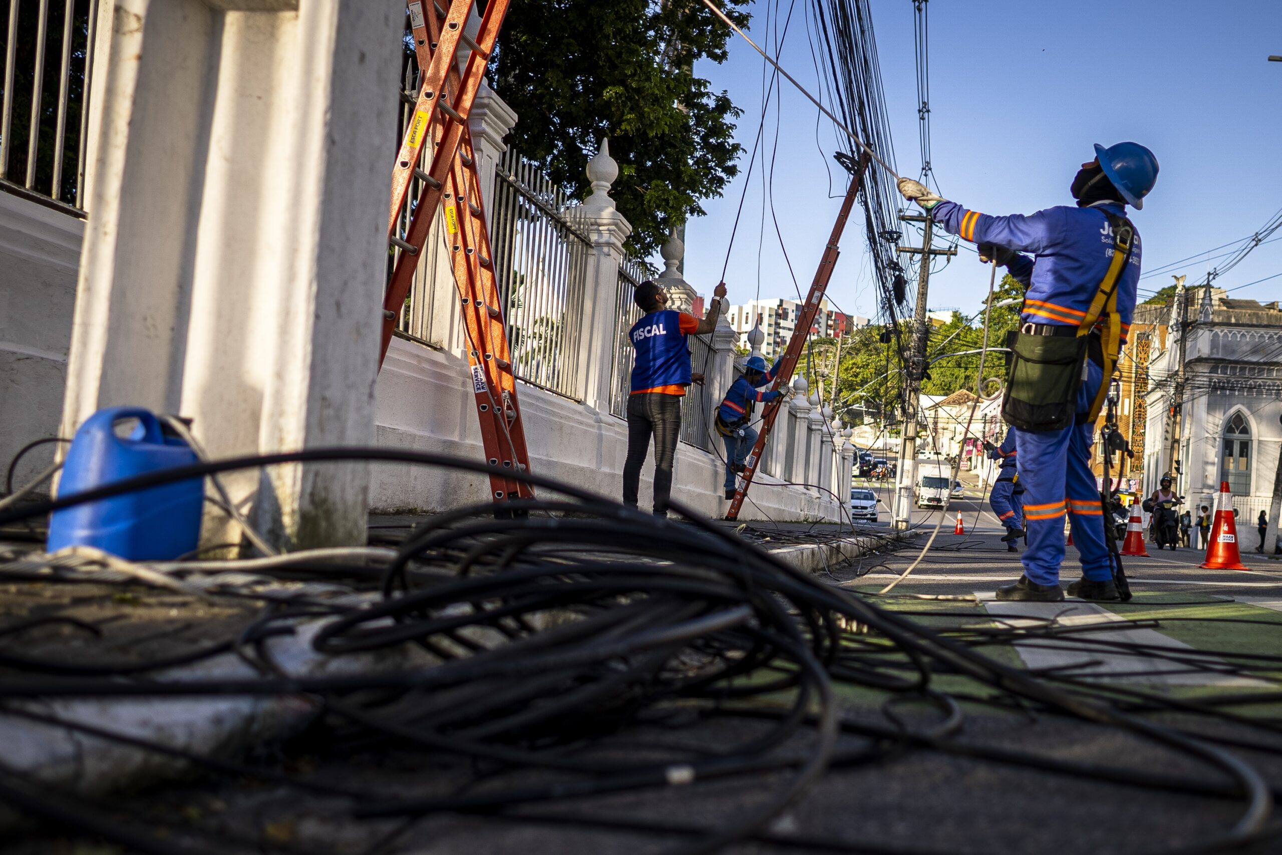 Projeto Poste Limpo já organiza mais de 64 km de cabos em Maceió
