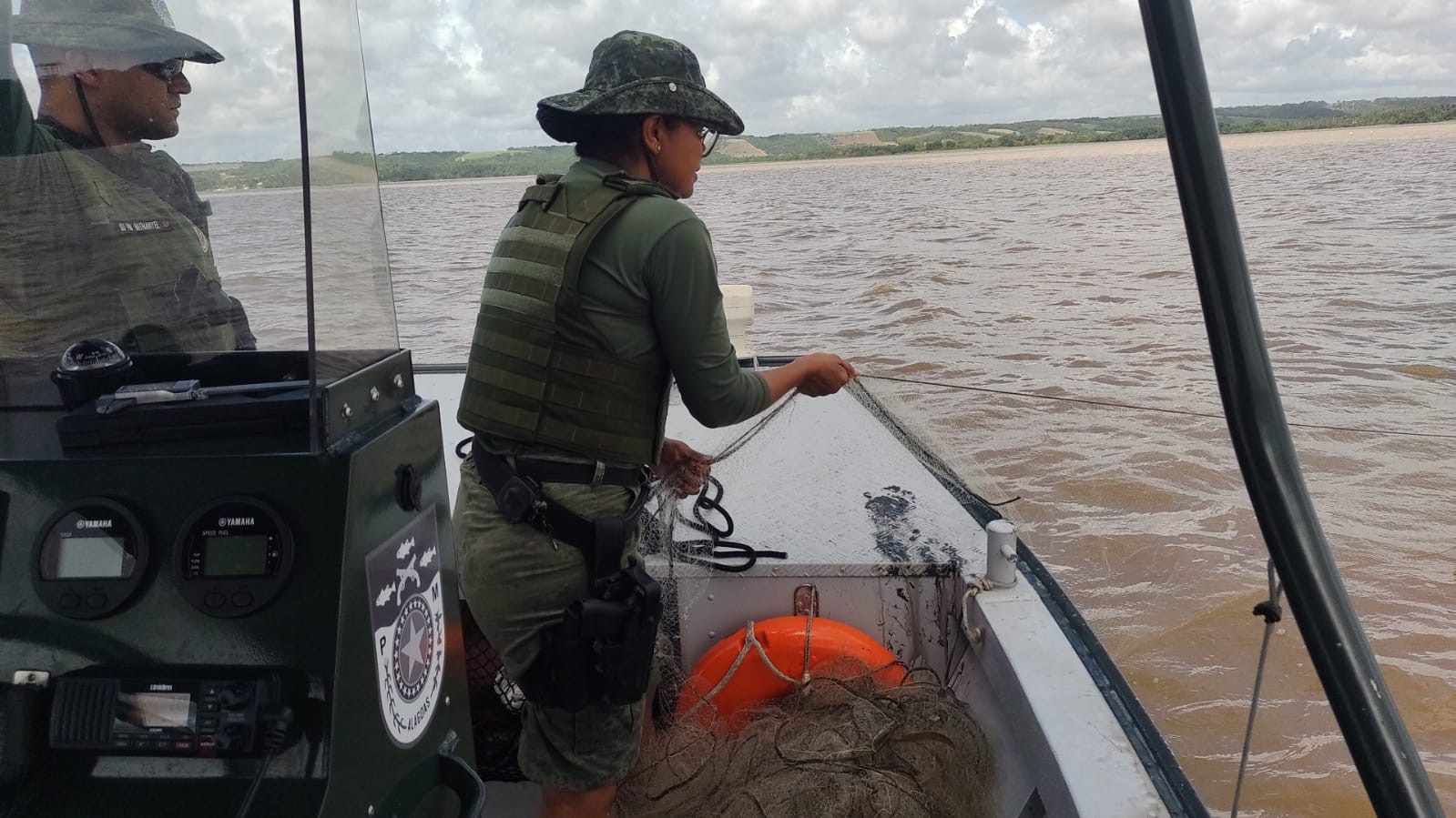 Polícia Ambiental apreende 900 metros de redes de pesca predatória na foz do Rio Mundaú