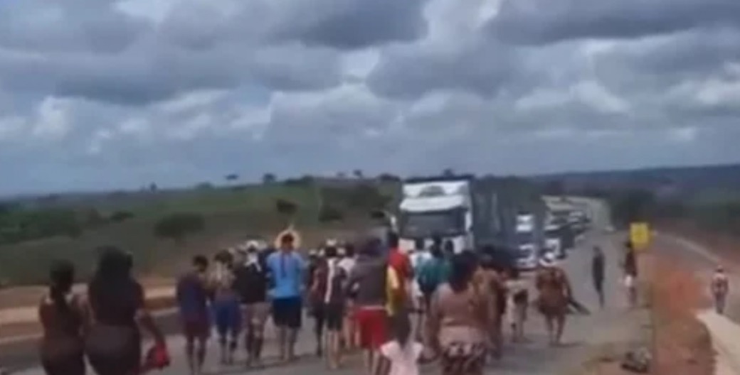 Em protesto, indígenas Karapotó Plaki-ô e Kariri-Xocó fecham BR-101 e cobram governo federal