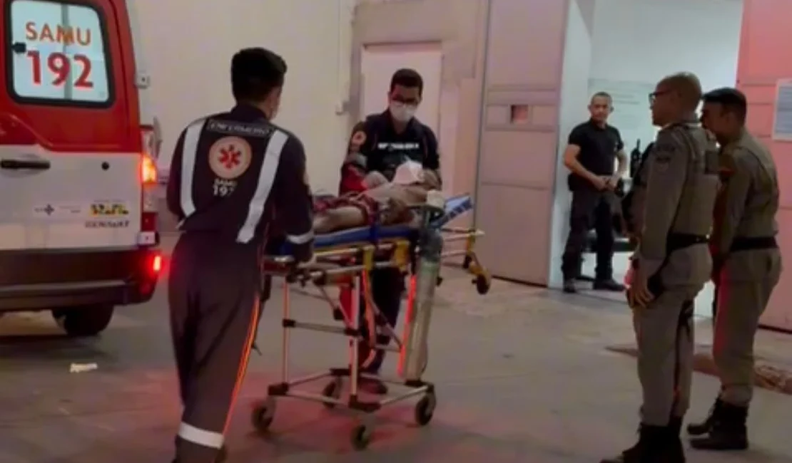 Homem é baleado com cinco tiros no Jacintinho e fica sob custódia da polícia no HGE