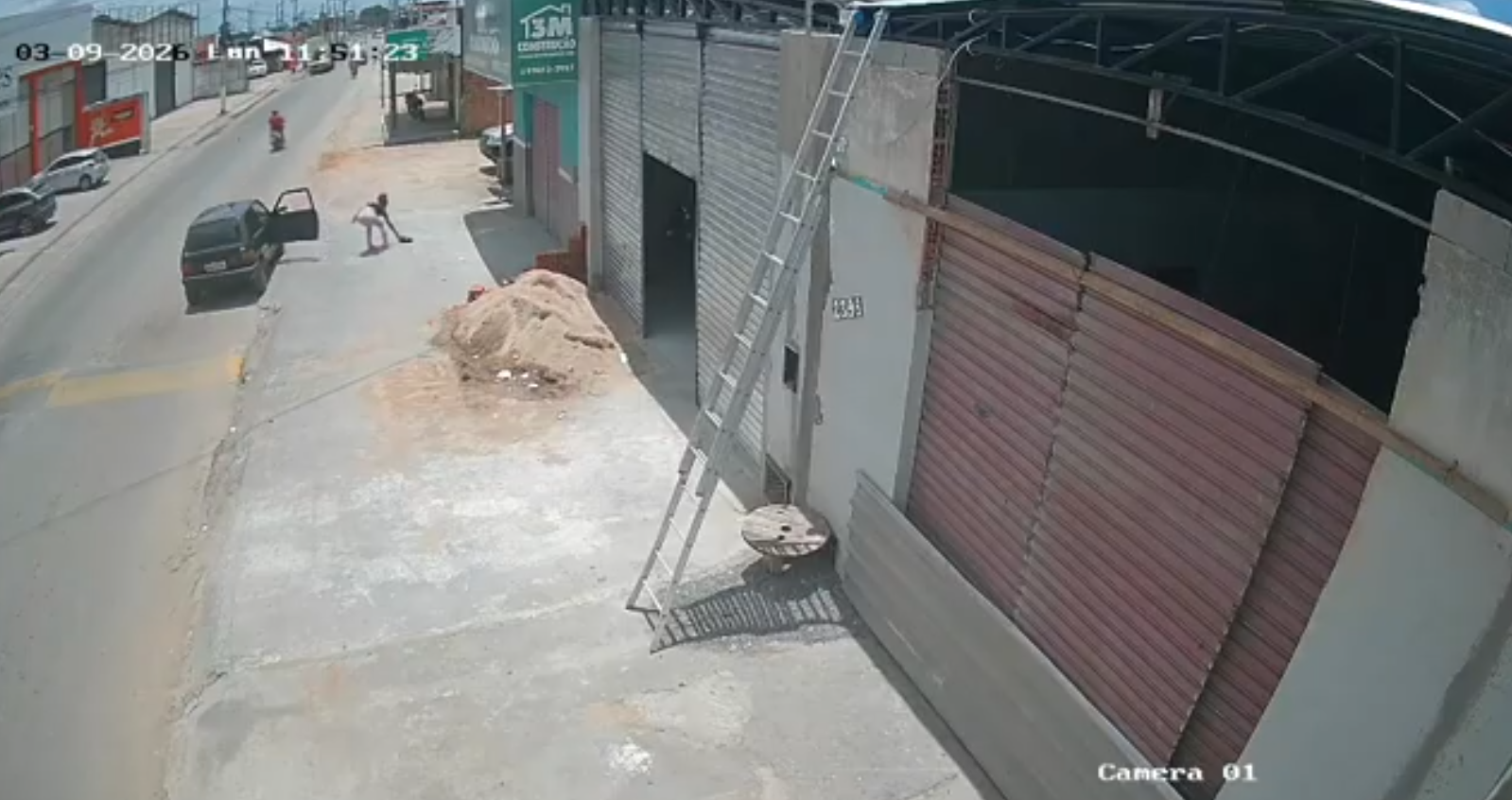 Mulher é flagrada pegando bolsa com R$ 14 mil caída no chão em Arapiraca